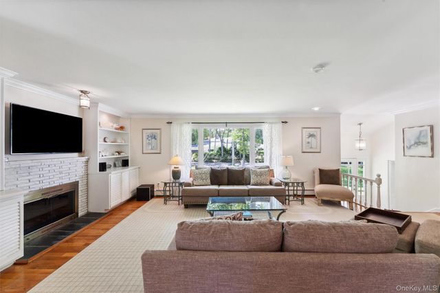 9 White Oak Lane, Westhampton, NY 11977