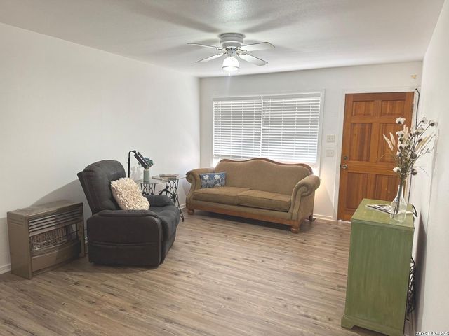604 Mockingbird, Devine, TX 78016