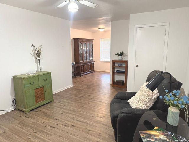 604 Mockingbird, Devine, TX 78016