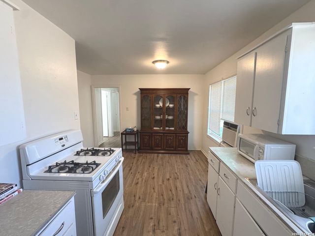 604 Mockingbird, Devine, TX 78016