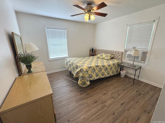 604 Mockingbird, Devine, TX 78016