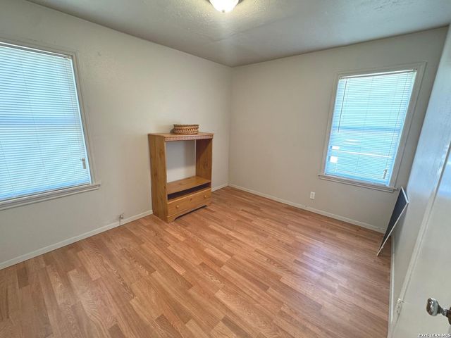604 Mockingbird, Devine, TX 78016