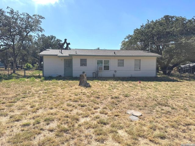 604 Mockingbird, Devine, TX 78016
