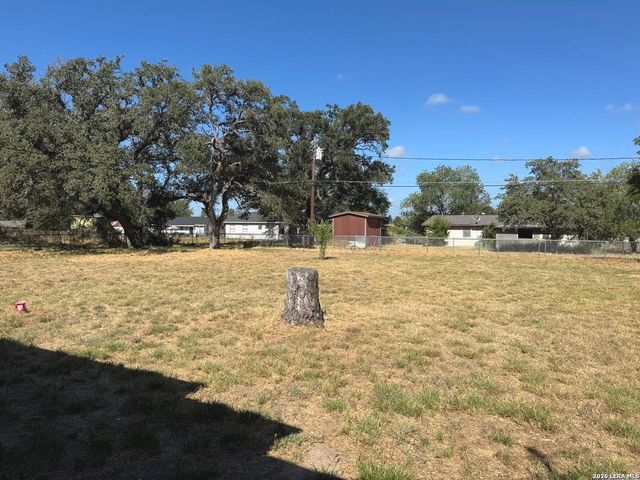 604 Mockingbird, Devine, TX 78016