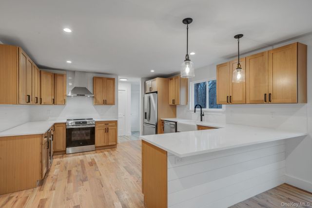 39 Locust Avenue S, Medford, NY 11763