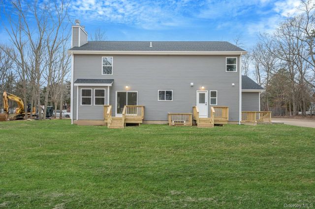 39 Locust Avenue S, Medford, NY 11763