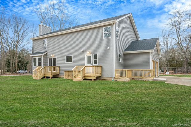 39 Locust Avenue S, Medford, NY 11763