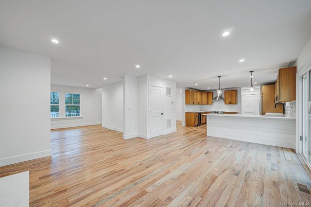 39 Locust Avenue S, Medford, NY 11763