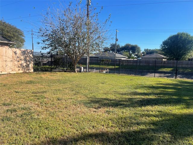 2414 17th Street N, Texas City, TX 77590