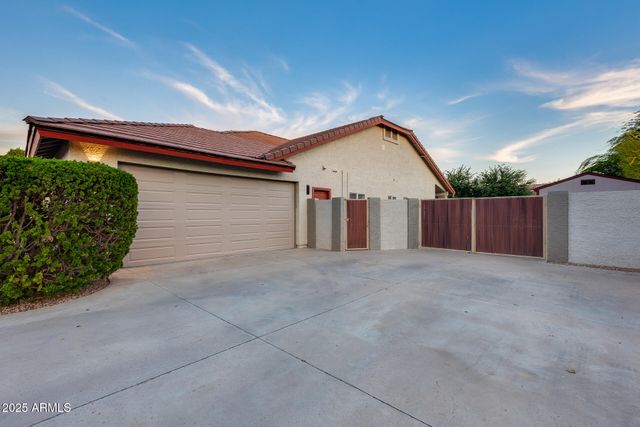 4637 W MISTY WILLOW Lane, Glendale, AZ 85310