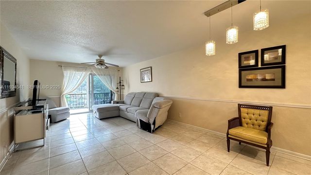 6200 NW 44th St 208, Lauderhill, FL 33319