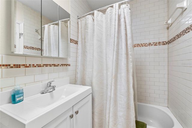 7001 TWELVE OAKS BOULEVARD, Tampa, FL 33634