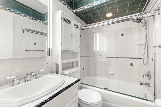 7001 TWELVE OAKS BOULEVARD, Tampa, FL 33634