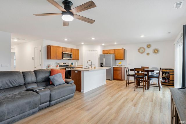 1399 Livingston Lakes Way, Fort Wayne, IN 46818