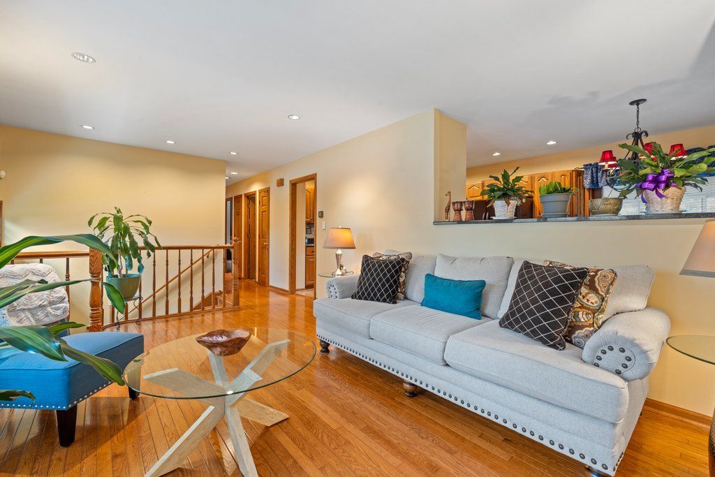 9121 Forest Drive, Hickory Hills, IL 60457 — photo 3