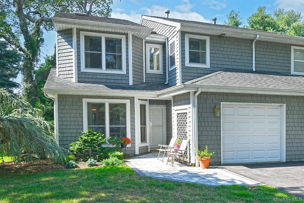 4 Madder Lake Circle 4, Commack, NY 11725