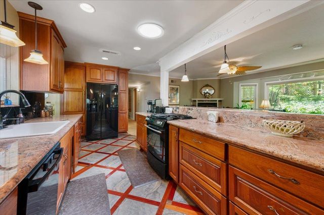 14207 Tim Burr Ln, Grass Valley, CA 95945