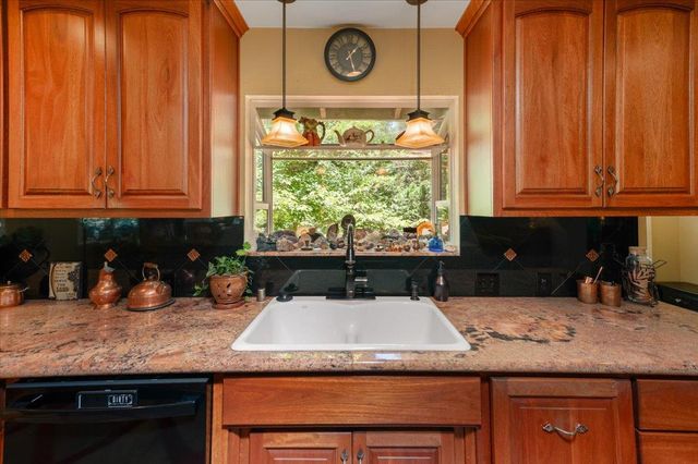 14207 Tim Burr Ln, Grass Valley, CA 95945