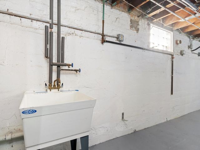 2433 S 17th Avenue, Broadview, IL 60155