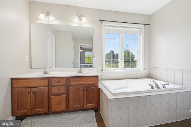 40 JEWEL DR, Mount Joy, PA 17552
