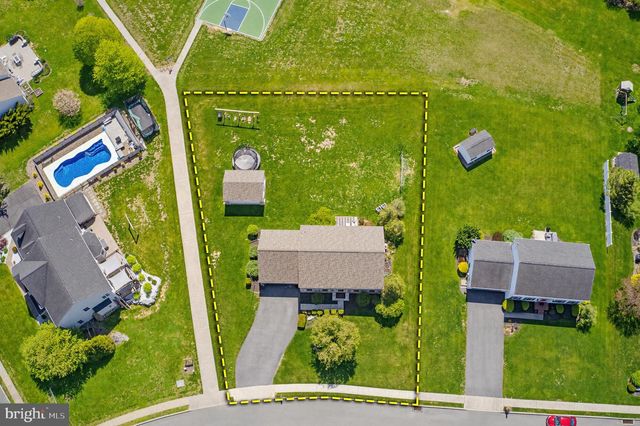 40 JEWEL DR, Mount Joy, PA 17552