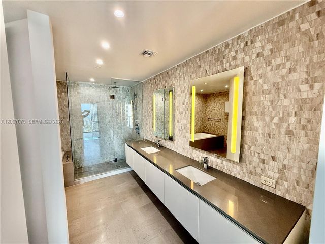 68 SE 6th Street 2707, Miami, FL 33131