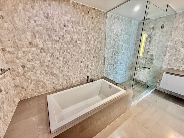 68 SE 6th Street 2707, Miami, FL 33131