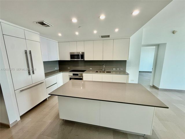 68 SE 6th Street 2707, Miami, FL 33131
