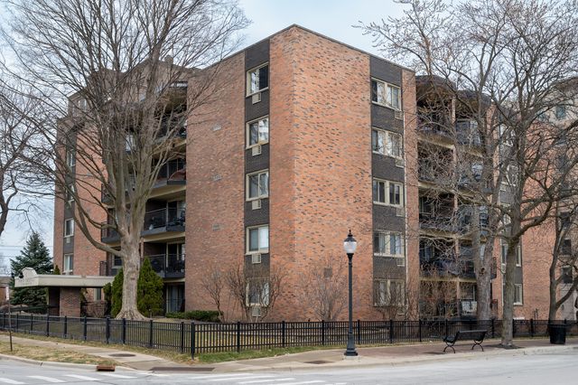 1 N CHESTNUT Avenue 2D, Arlington Heights, IL 60005