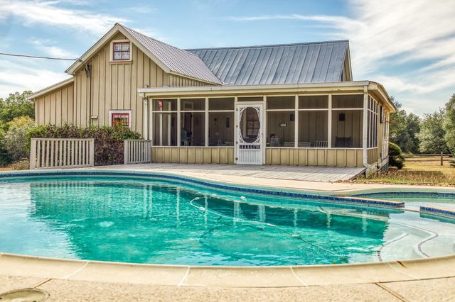 2528 Wunderlich Road, Fayetteville, TX 78940