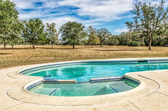 2528 Wunderlich Road, Fayetteville, TX 78940