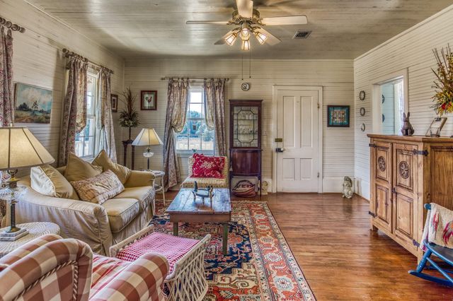 2528 Wunderlich Road, Fayetteville, TX 78940