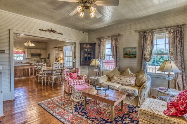 2528 Wunderlich Road, Fayetteville, TX 78940