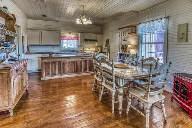 2528 Wunderlich Road, Fayetteville, TX 78940