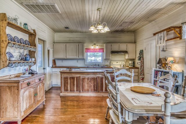 2528 Wunderlich Road, Fayetteville, TX 78940