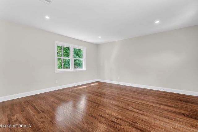 11 W Park Avenue, Belford, NJ 07718