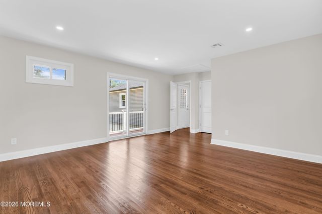 11 W Park Avenue, Belford, NJ 07718
