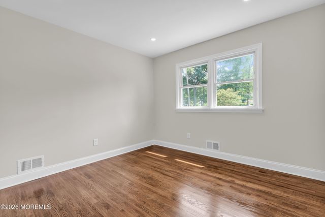 11 W Park Avenue, Belford, NJ 07718
