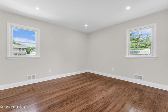 11 W Park Avenue, Belford, NJ 07718