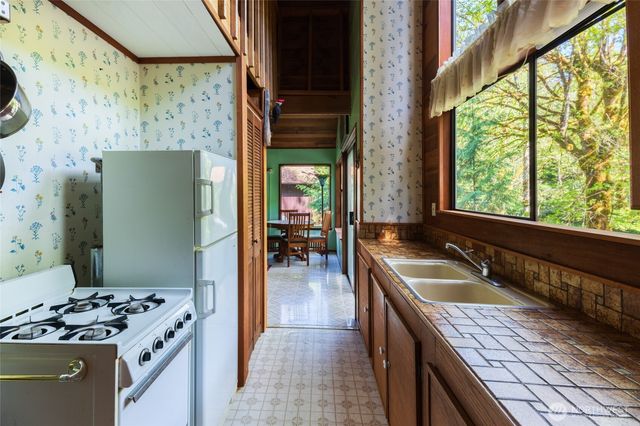 8216 Rose Valley Road, Kelso, WA 98626