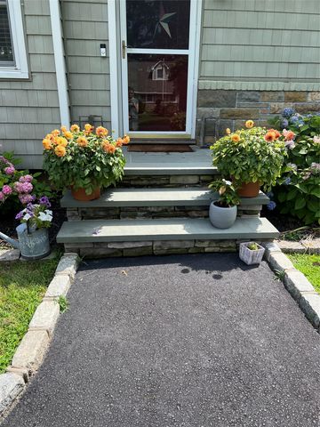 6 Robinson Street, Shoreham, NY 11786