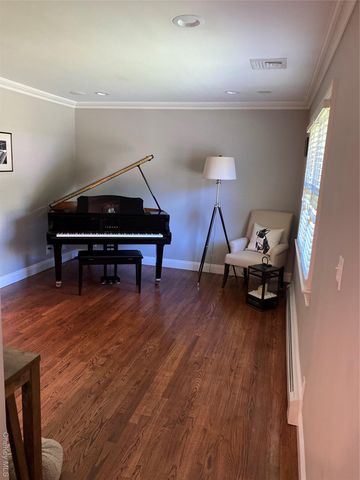 6 Robinson Street, Shoreham, NY 11786