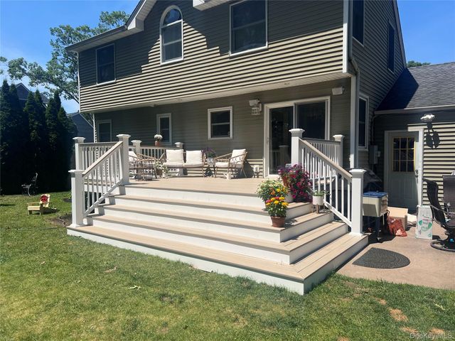 6 Robinson Street, Shoreham, NY 11786