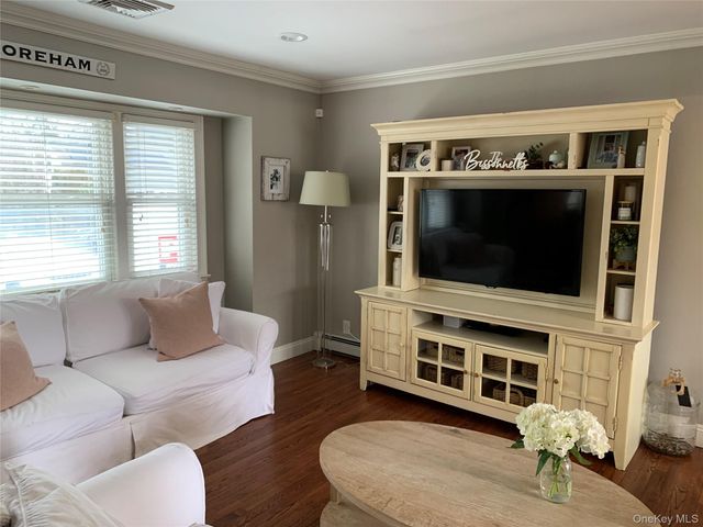 6 Robinson Street, Shoreham, NY 11786