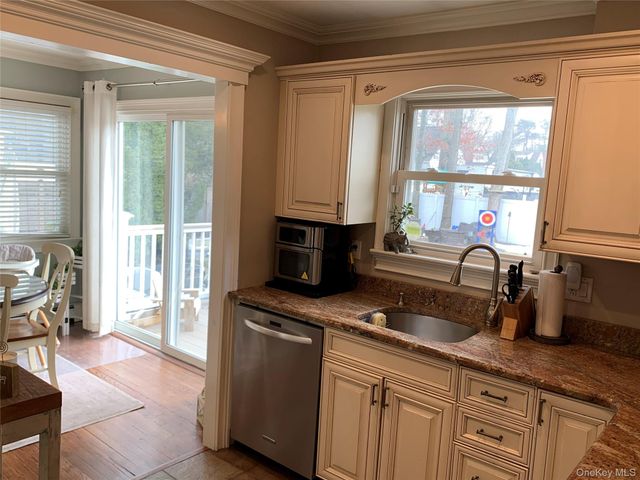 6 Robinson Street, Shoreham, NY 11786