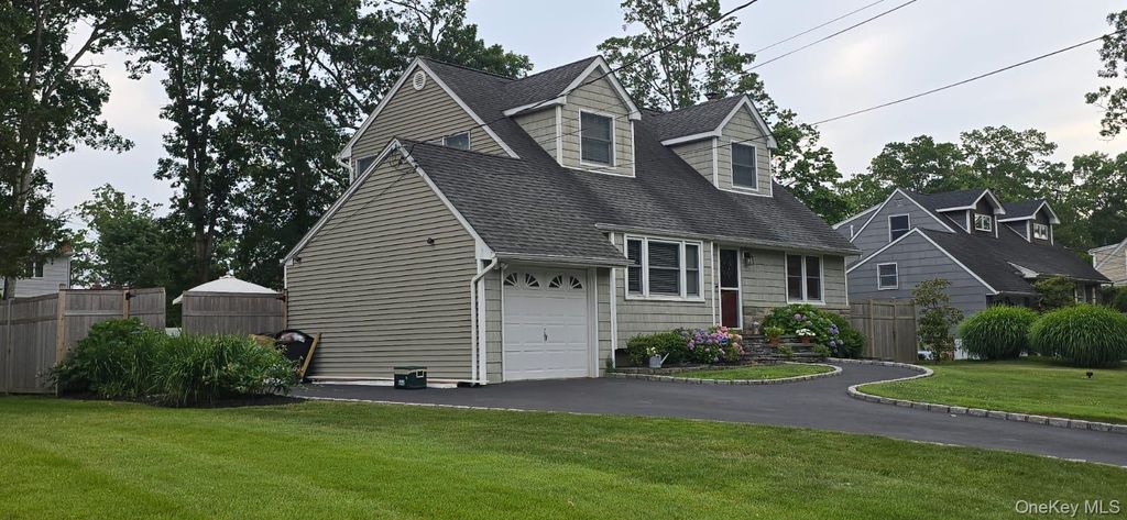 6 Robinson Street, Shoreham, NY 11786