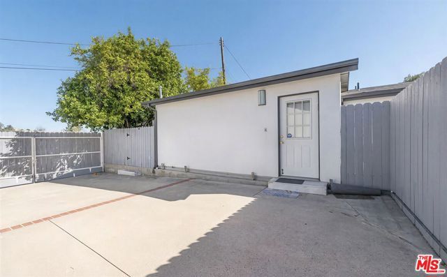 22602 Hatteras Street B, Woodland Hills (los Angeles), CA 91367