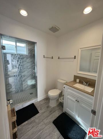 22602 Hatteras Street B, Woodland Hills (los Angeles), CA 91367
