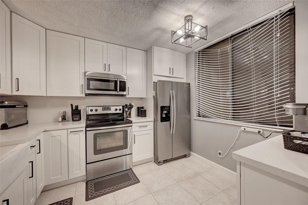 8592 W Sunrise Boulevard Unit 206, Plantation, FL 33322