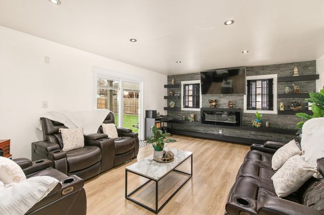 2930 E Jefferson Avenue, Des Moines, IA 50317